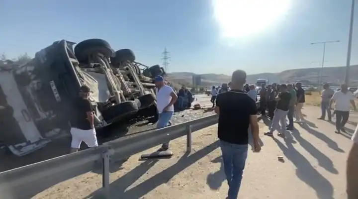 Ankara’da beton mikseri otomobilin üzerine devrildi: 6 yaralı
