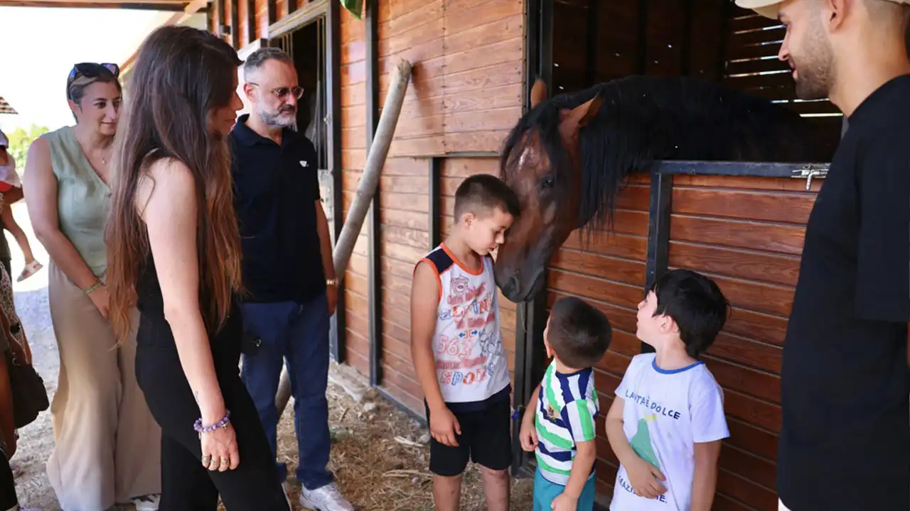 Başkan Denizli, özel gereksinimli çocuklarla at çiftliği gezisinde buluştu