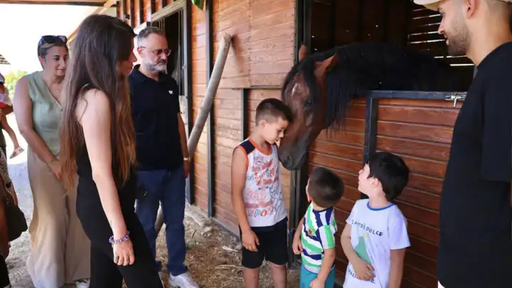 Başkan Denizli, özel gereksinimli çocuklarla at çiftliği gezisinde buluştu