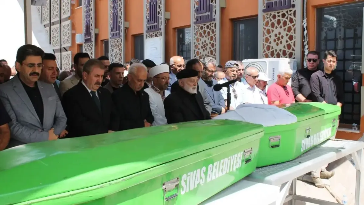 BBP Lideri Mustafa Destici, Sivas’ta Fatma Polat’ın cenazesine katıldı haberinin görseli