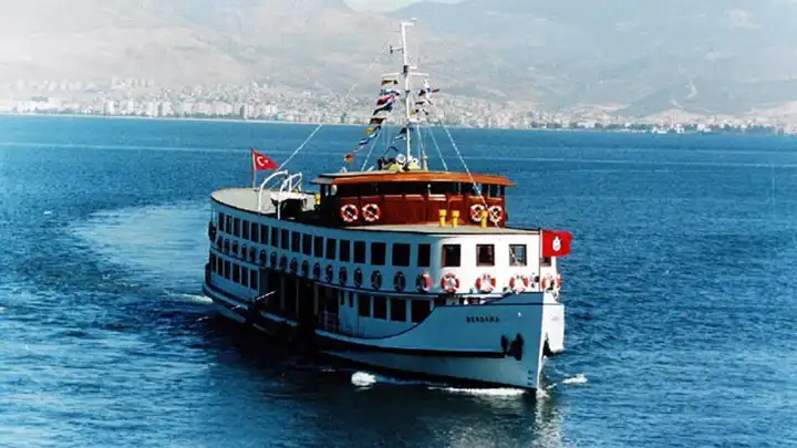 Cazın büyüsü İzmir Körfezi’nde: Tarihi Bergama Vapuru’nda unutulmaz bir gece