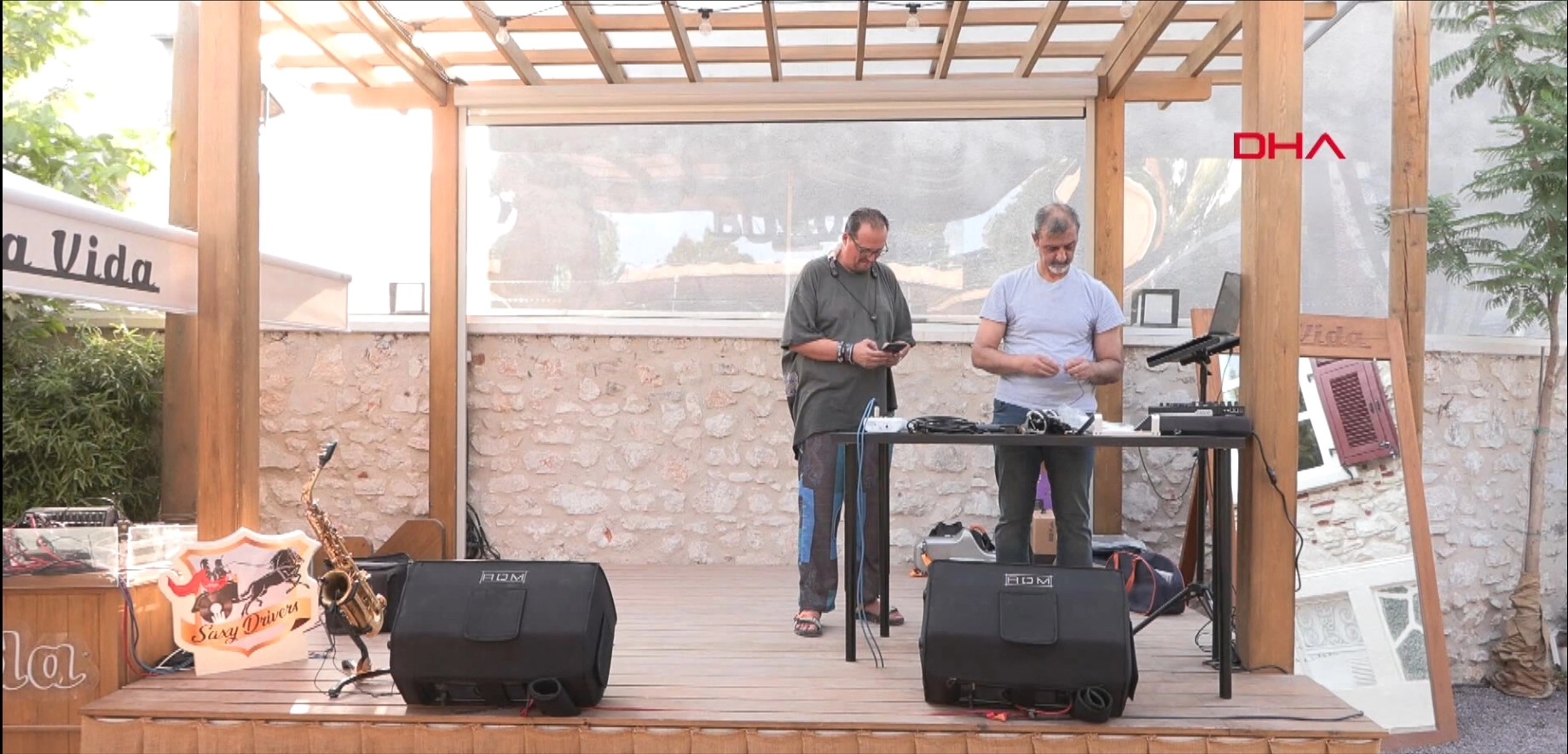 Doktorların kurduğu müzik grubu, doğa ve can dostları için sahne alıyor başlıklı video haberin görseli
