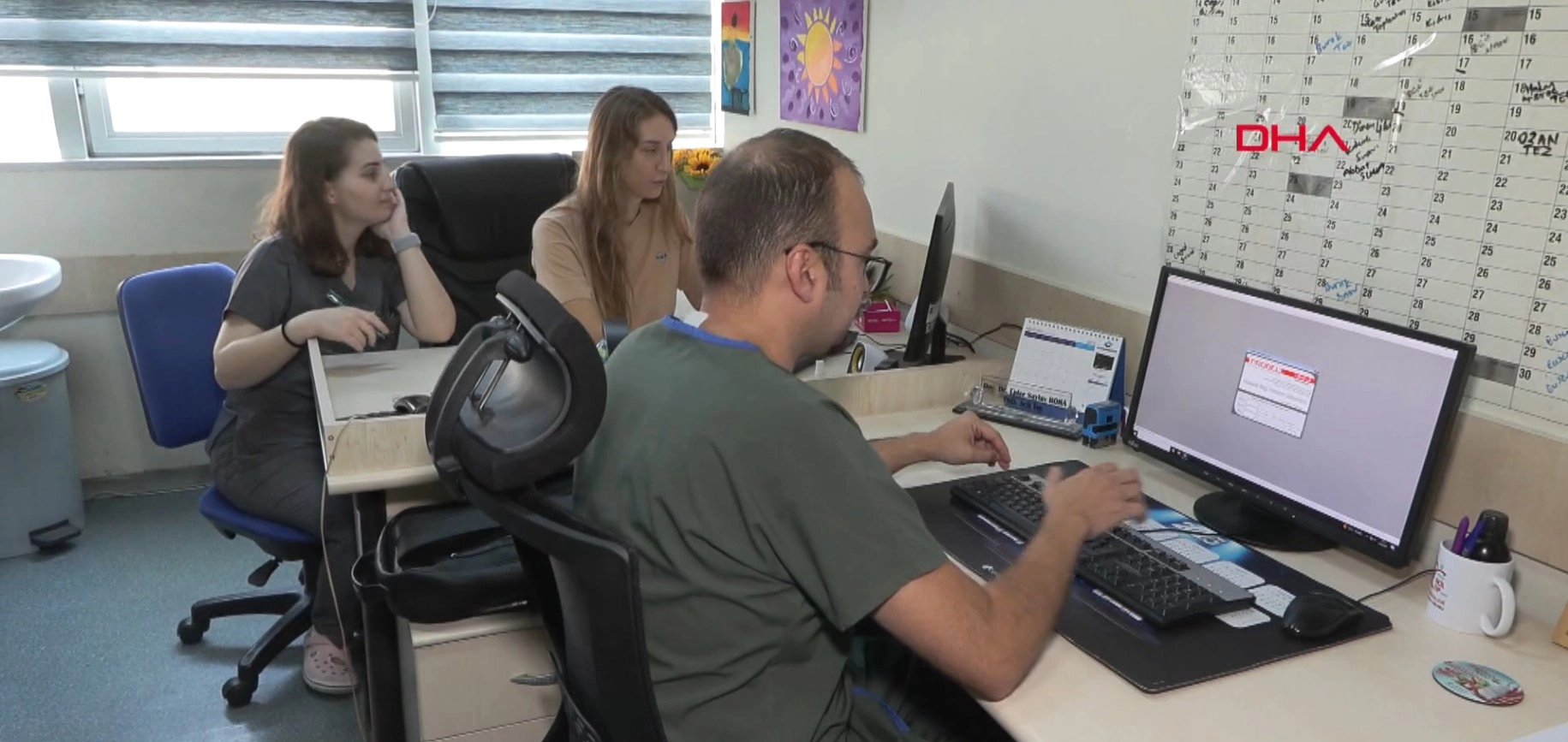 İzmir Atatürk Eğitim Araştırma Hastanesi Acil Servisi'nde görevli doktor başlıklı video haberin görseli