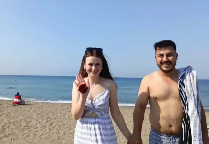 İzmir’de düğün geleneği: Davul ve zurna eşliğinde plaja geldiler, damat denize atıldı