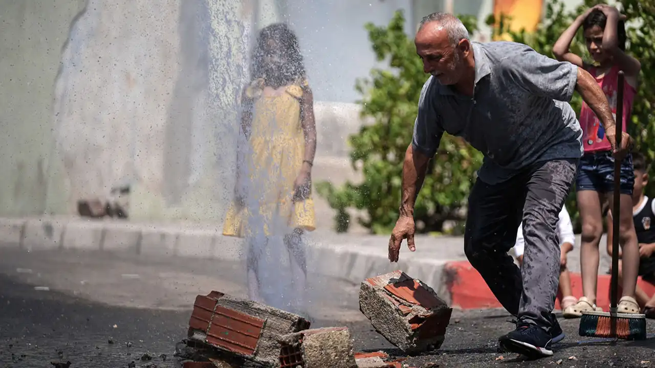 İzmir’de patlayan su borusu 2 gündür onarılmadı: Mahalle sakinlerinden tepki
