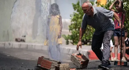 İzmir’de patlayan su borusu 2 gündür onarılmadı: Mahalle sakinlerinden tepki