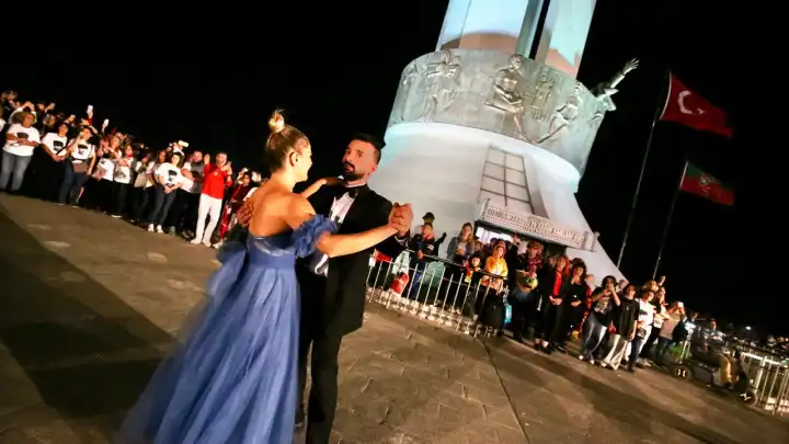 Karşıyaka Belediyesi’nden Cumhuriyet’e özel ücretsiz salon dansları kursu