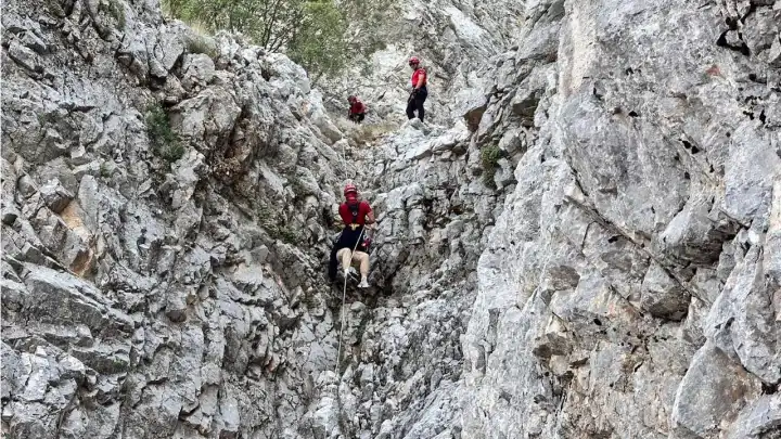 Yamaç paraşütüyle kayalıklara düşen turist 5 saatte kurtarıldı