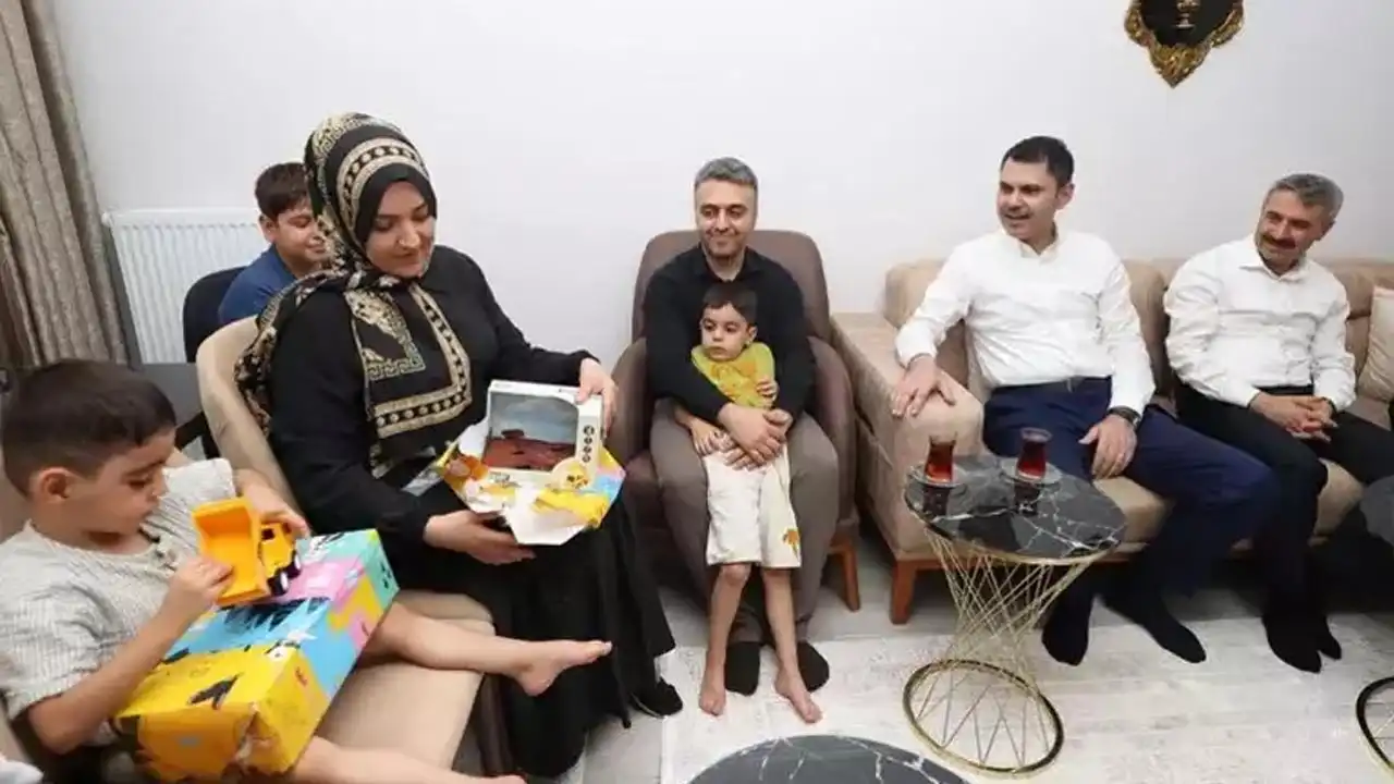 Bakan Kurum, depremzede aileye misafir oldu