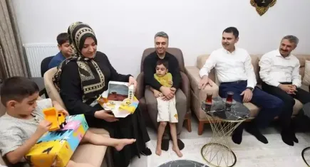 Bakan Kurum, depremzede aileye misafir oldu