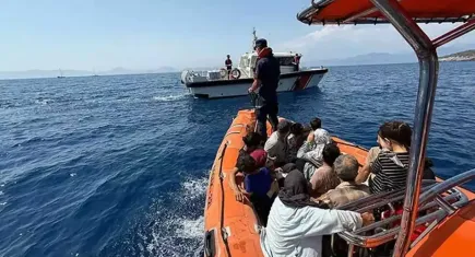 Fethiye'de mahsur kalan 24 kaçak göçmen kurtarıldı