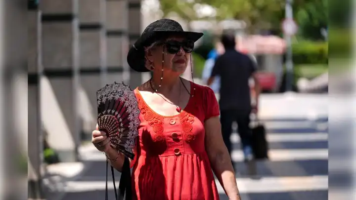 İzmir'de hava çok sıcak: Sokağa çıkan pişman