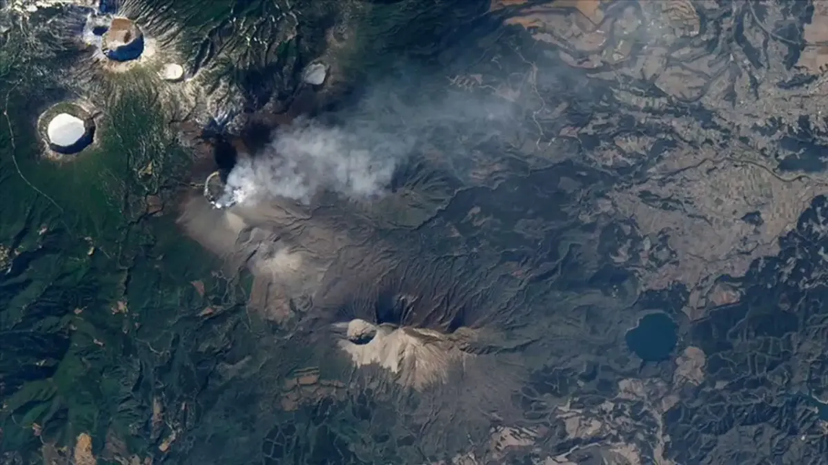 Japonya'da Şinmoe Yanardağı faaliyete geçti haberinin görseli