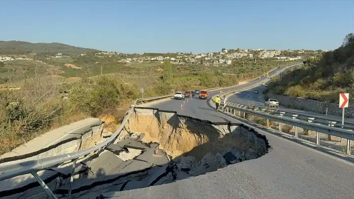 Söke-Kuşadası kara yolu çöktü!