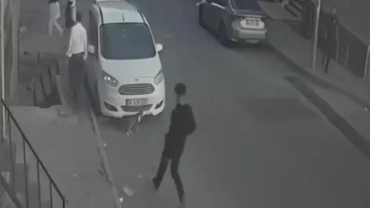 Sultangazi'de yolda yürüyen kişiye silahlı saldırı: Ayağından yaralandı