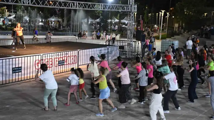 Torbalı’da gece pazarı hız kesmiyor