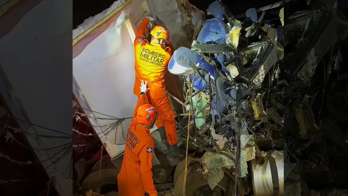 Yolcu otobüsü ile kamyon çarpıştı: 11 ölü, 45 yaralı haberinin görseli