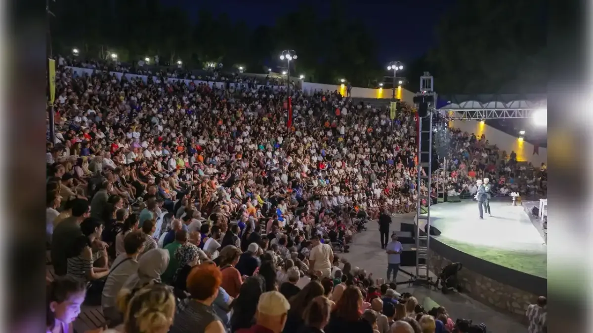 Zeki & Metin Amfi Tiyatro sanatseverlerle buluştu 