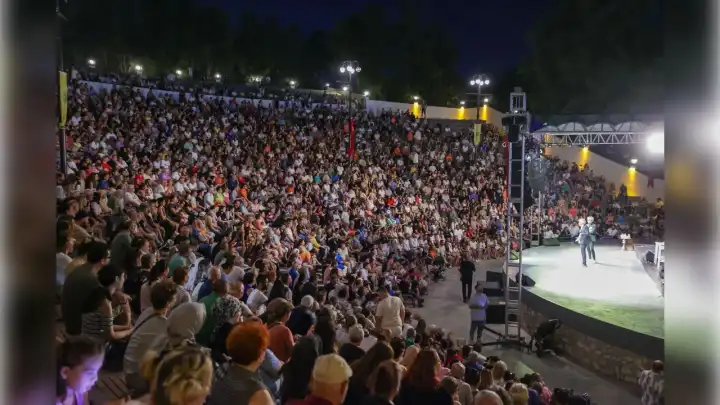 Zeki & Metin Amfi Tiyatro sanatseverlerle buluştu 