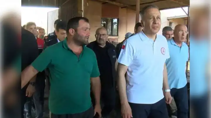 Ali Yerlikaya Sındırgı'da hayvanları telef olan üreticiyi ziyaret etti