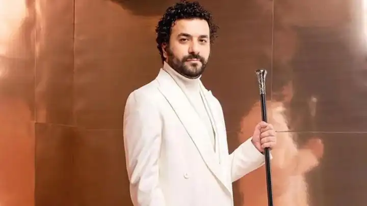 Aşk Bodrum’da yaşanıyor: Hasan Can Kaya sevgilisiyle objektiflere yakalandı