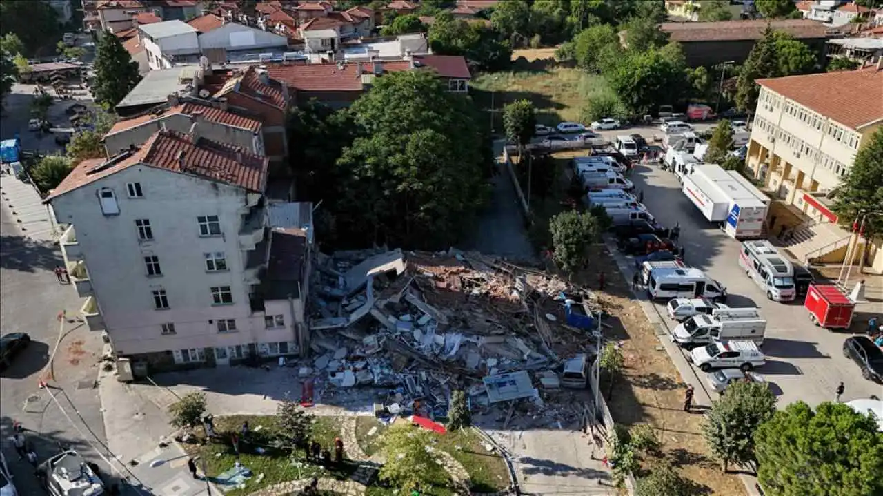 Balıkesir depreminde yıkılan binada ‘kolon kesildi’ iddiası sonrası uzmanı açıkladı: Altında iş yeri olan binalar riskli mi?
