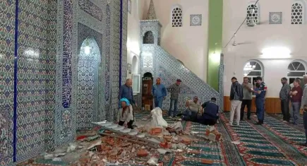 Cami duvarından düşen tuğlalar can aldı
