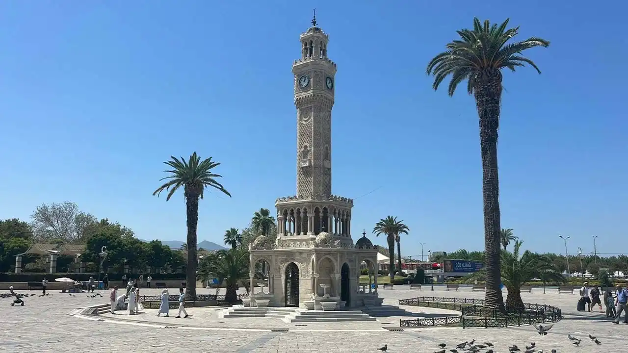 İzmir’de termometreler 42 dereceyi gördü: Sıcaktan bunalanlar gölgelerde serinledi