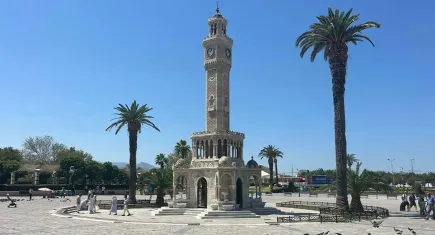 İzmir’de termometreler 42 dereceyi gördü: Sıcaktan bunalanlar gölgelerde serinledi