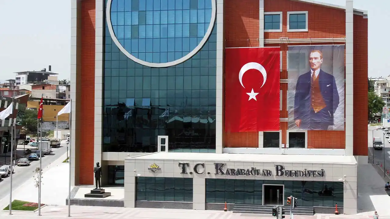 Karabağlar Belediyesi’nden katı atık bedeli açıklaması: Belediyemiz ile pazarcı esnafımız karşı karşıya getirilmek istenmekte
