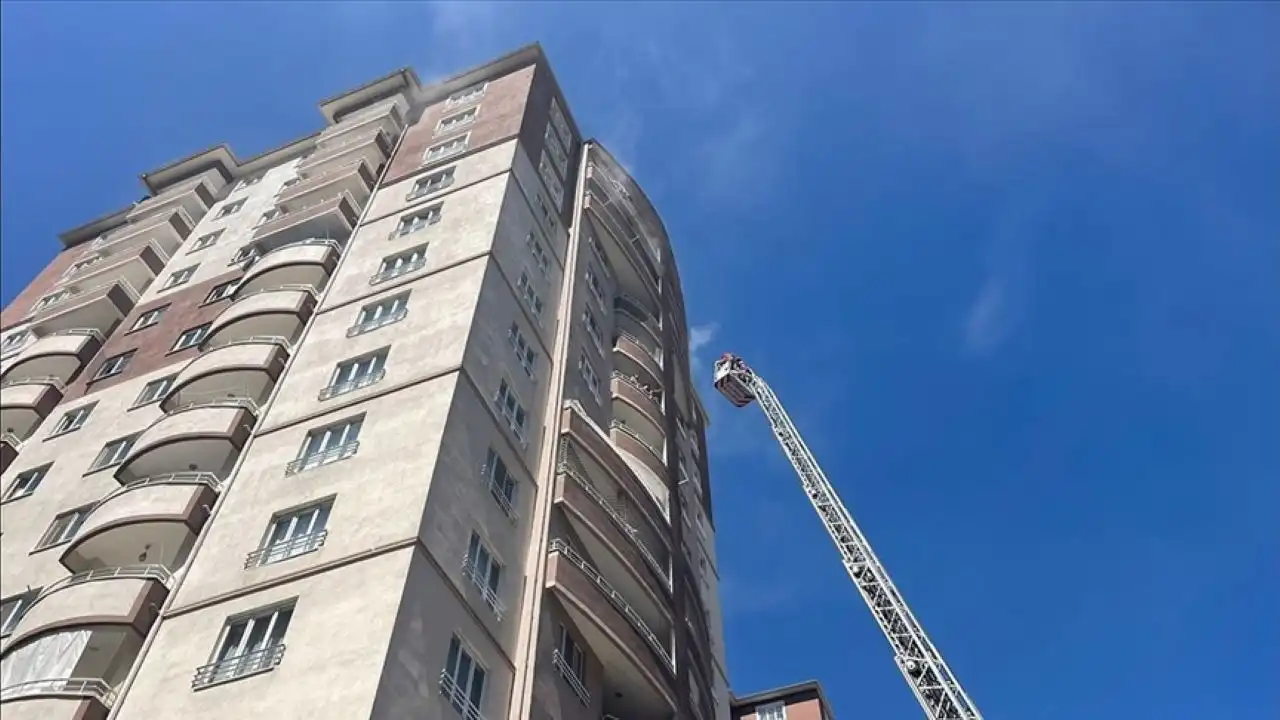 Kayseri’de 14 katlı binada yangın paniği: 4’ü çocuk 8 kişi dumandan etkilendi