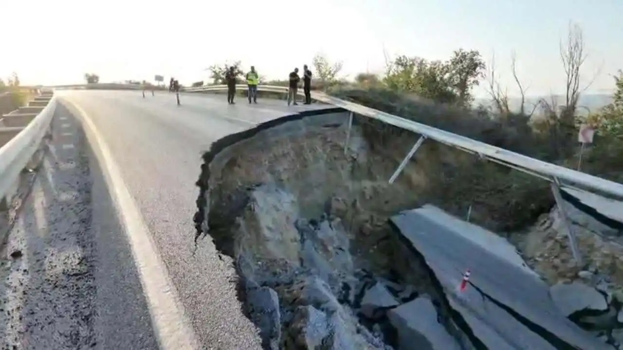Kuşadası'nda çöken yol, istinat duvarı örüldükten sonra onarılacak