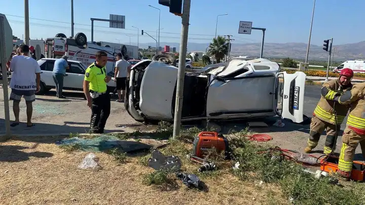 Manisa'da kaza: Alaşehir’de ambulans ve otomobil çarpıştı