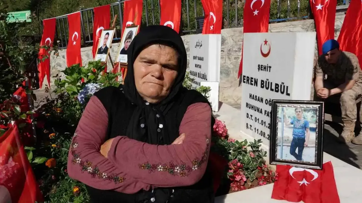 Şehit Eren Bülbül, vefatının 8. yılında kabri başında anıldı haberinin görseli