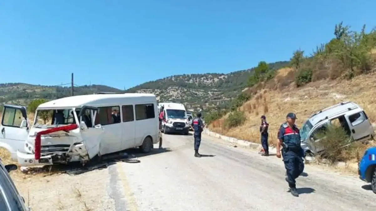 Tarım işçilerini taşıyan minibüs ile hafif ticari ile çarpıştı: Çok sayıda işçi yaralandı haberinin görseli