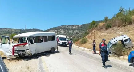 Tarım işçilerini taşıyan minibüs ile hafif ticari ile çarpıştı: Çok sayıda işçi yaralandı