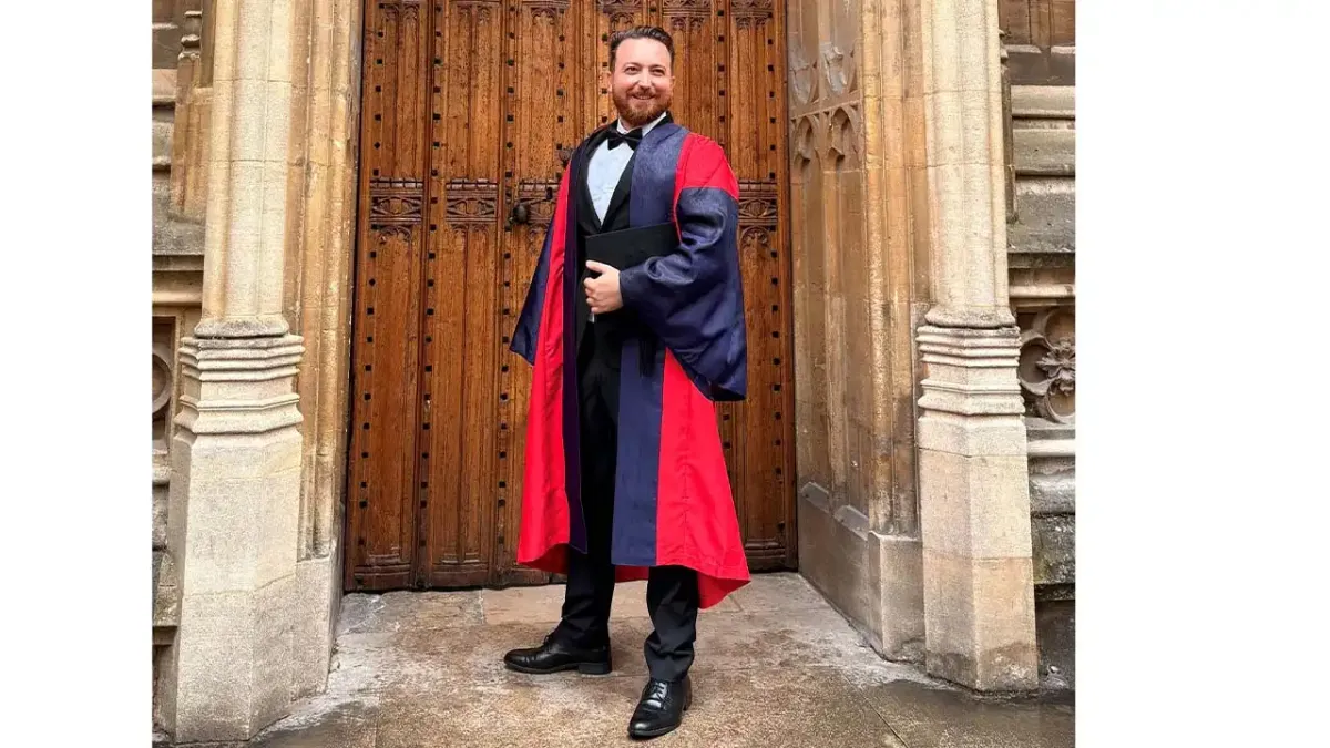 Akıcı konuşma bozukluğuna rağmen Oxford’da doktora başarısı haberinin görseli