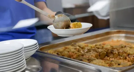 Buca’da kalpleri birleştiren dayanışma: ‘Askıda Yemek’ten 25 binden fazla kişi yararlandı