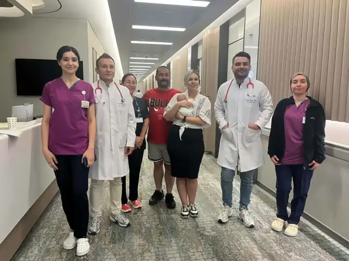 İzmir’de mucize bebek taburcu oldu: 540 gram doğdu, 114 gün kuvözde yaşam mücadelesi verdi