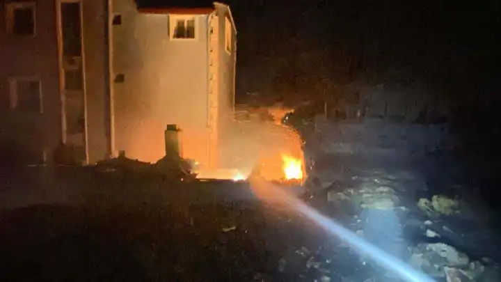 İzmir haber: Dikili’de gece yarısı otluk yangını! 7 ev kullanılamaz hale geldi
