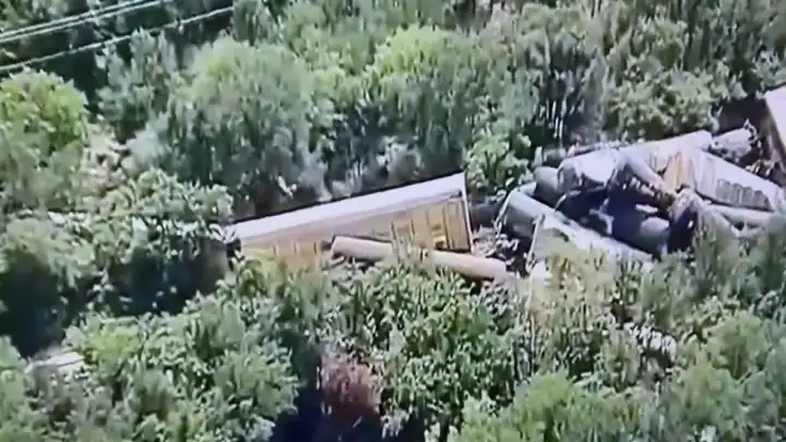 35 vagonlu bir tren raydan çıktı!