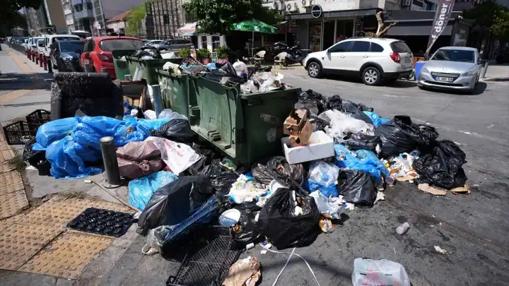 İzmir’de çöp sorununa vatandaşlar tepki gösterdi