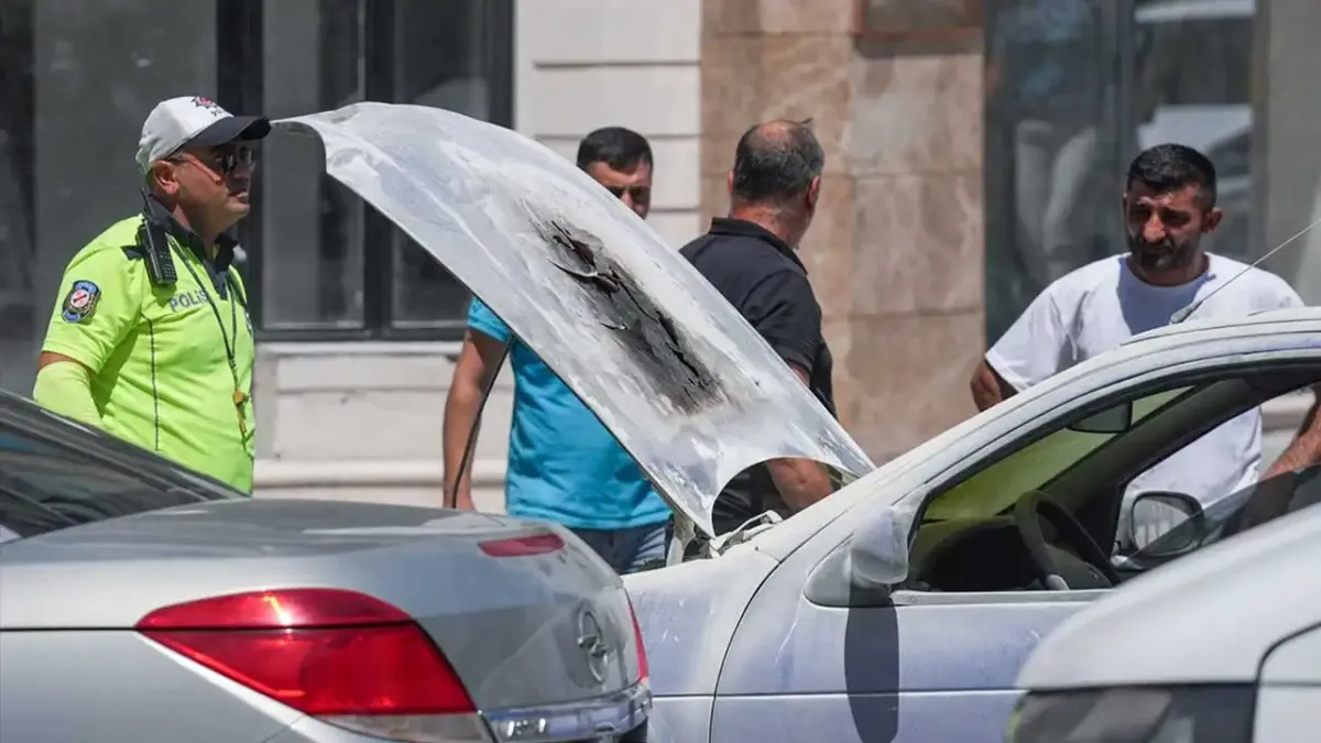 İzmir'de seyir halindeyken alev alan otomobilde hasar meydana geldi
