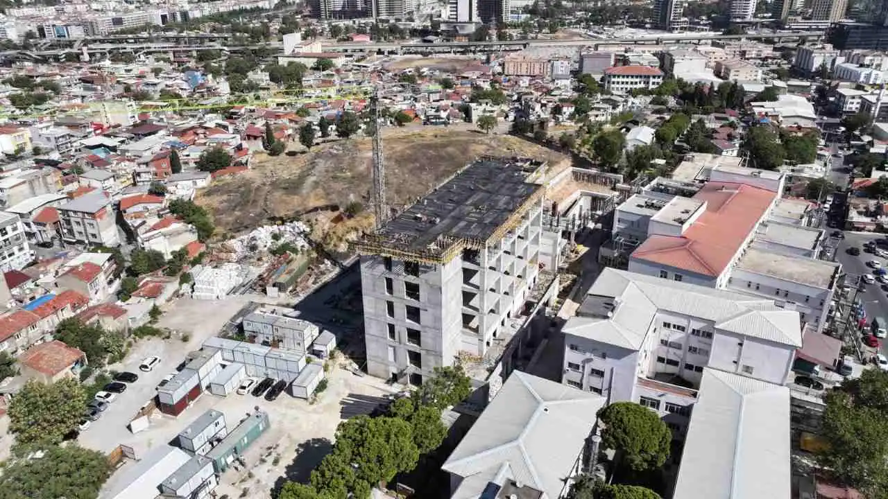 İzmir’in sağlık üssü Eşrefpaşa Hastanesi'nin ek hizmet binası hızla yükseliyor