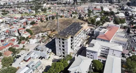 İzmir’in sağlık üssü Eşrefpaşa Hastanesi'nin ek hizmet binası hızla yükseliyor