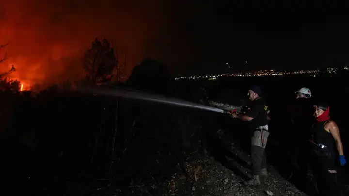 Tuğçe öğretmen “Yeşil Vatan” için alevlerle mücadele ediyor