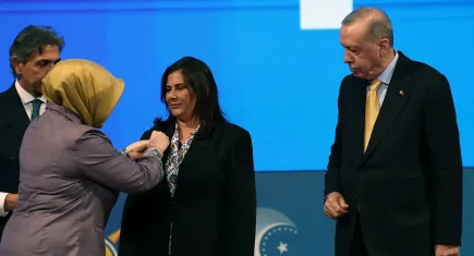 AK Parti'ye katılan Çerçioğlu'na rozet takıldı