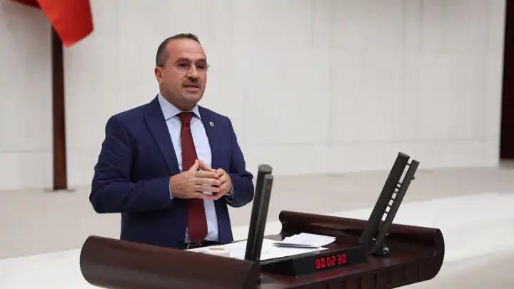 AK Partili Kırkpınar’dan Cemil Tugay’a alkış eleştirisi: Alkışla değil icraatla gündemde olun