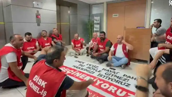 Karşıyaka’da maaş krizi: İşçiler başkanlık katında oturma eylemi yaptı