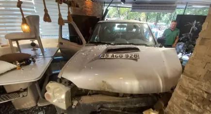 Manisa'da kaza: Pikap mobilya mağazasına girdi!